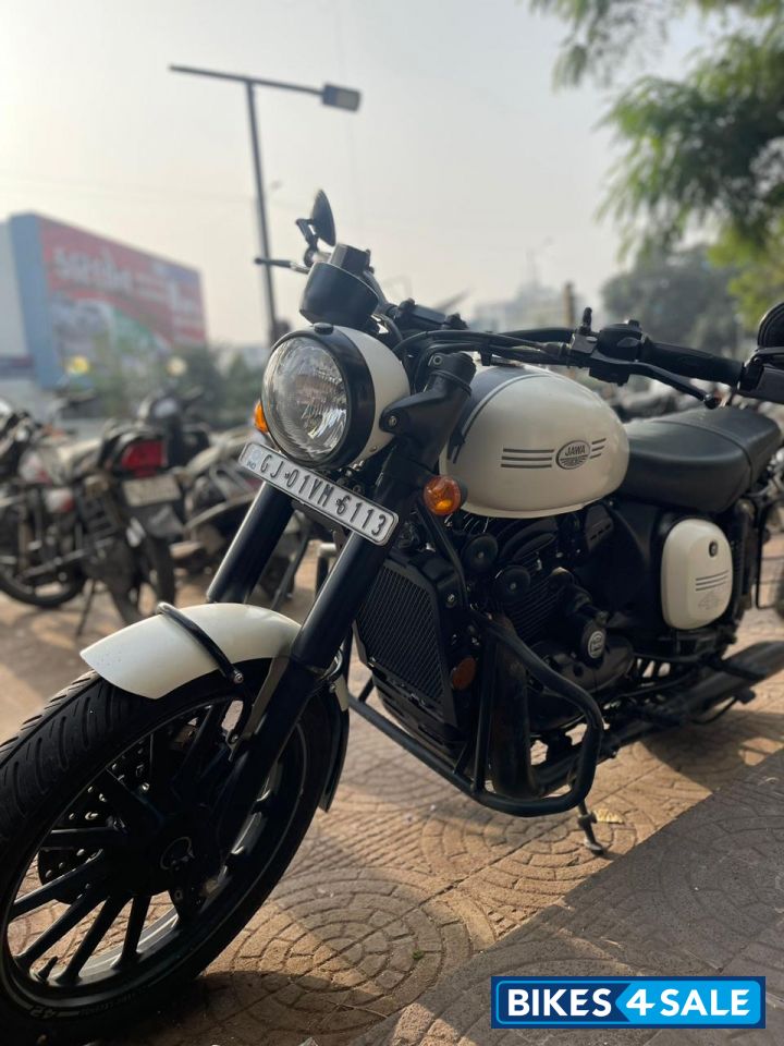 Jawa 42 Dual Channel ABS Sirius White