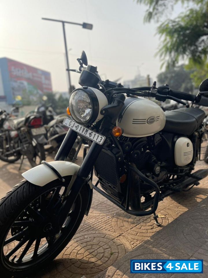 Jawa 42 Dual Channel ABS Sirius White