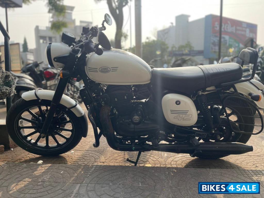 Jawa 42 Dual Channel ABS Sirius White
