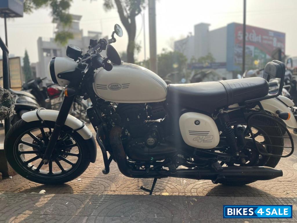 Jawa 42 Dual Channel ABS Sirius White