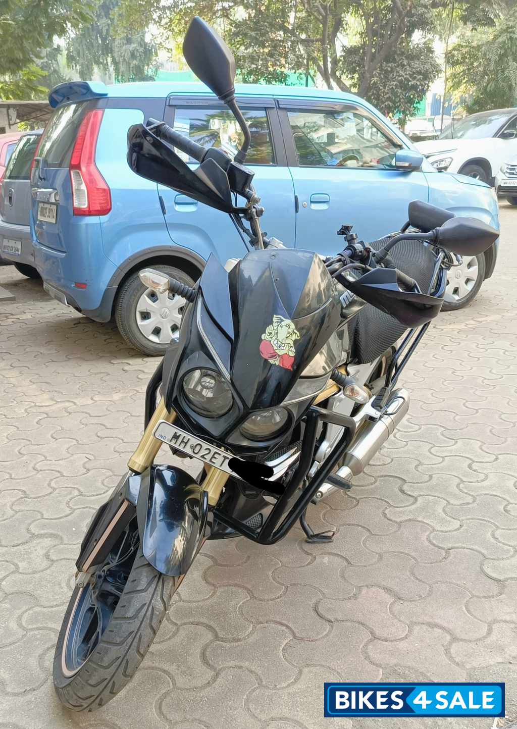 Black Mahindra Mojo XT 300
