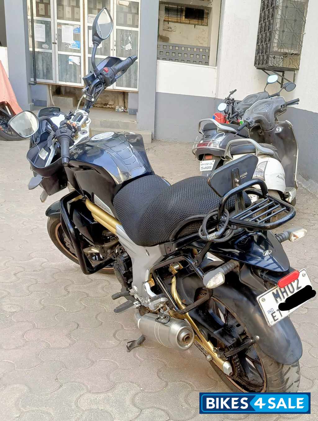 Black Mahindra Mojo XT 300