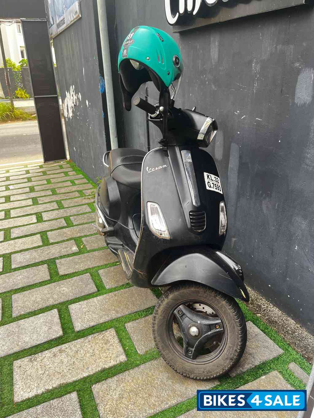 Black Vespa S 125