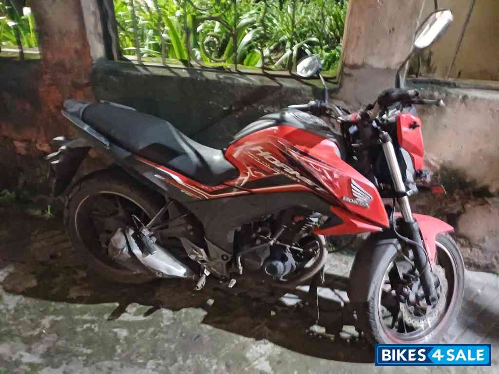 Sporty Red Honda CB Hornet 160R Sporty Red Honda CB Hornet 160R