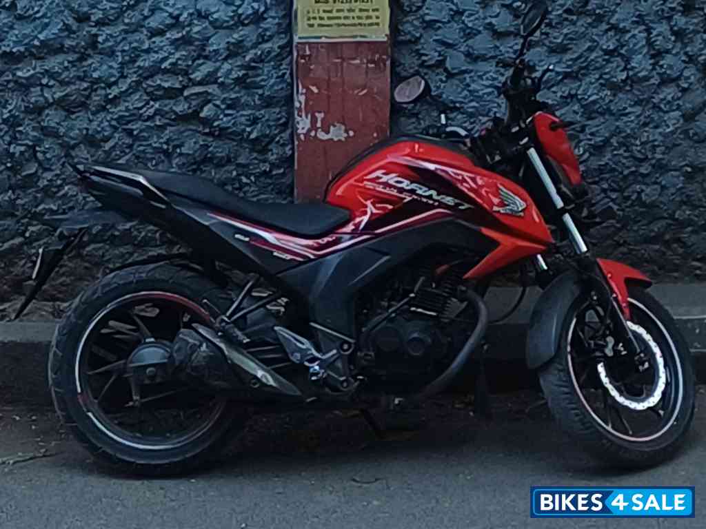 Sporty Red Honda CB Hornet 160R Sporty Red Honda CB Hornet 160R