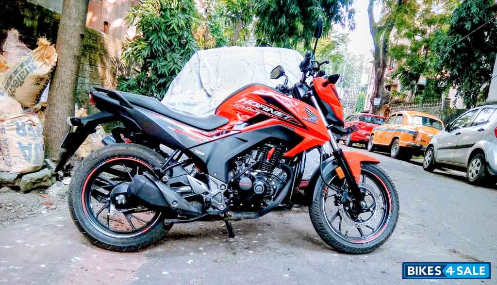 Sporty Red Honda CB Hornet 160R Sporty Red Honda CB Hornet 160R
