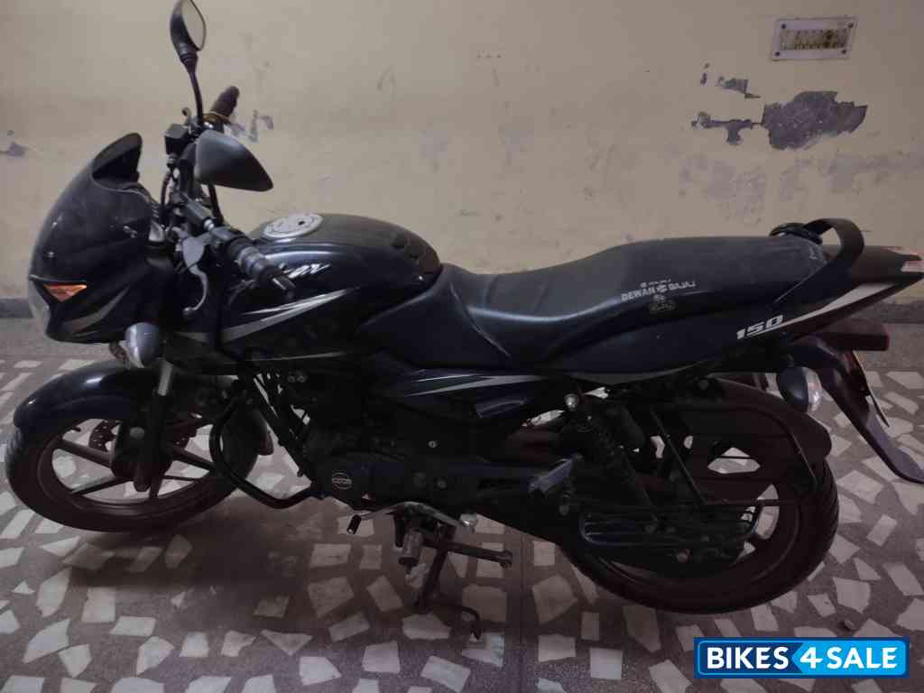 Black Bajaj Pulsar 150 DTSi