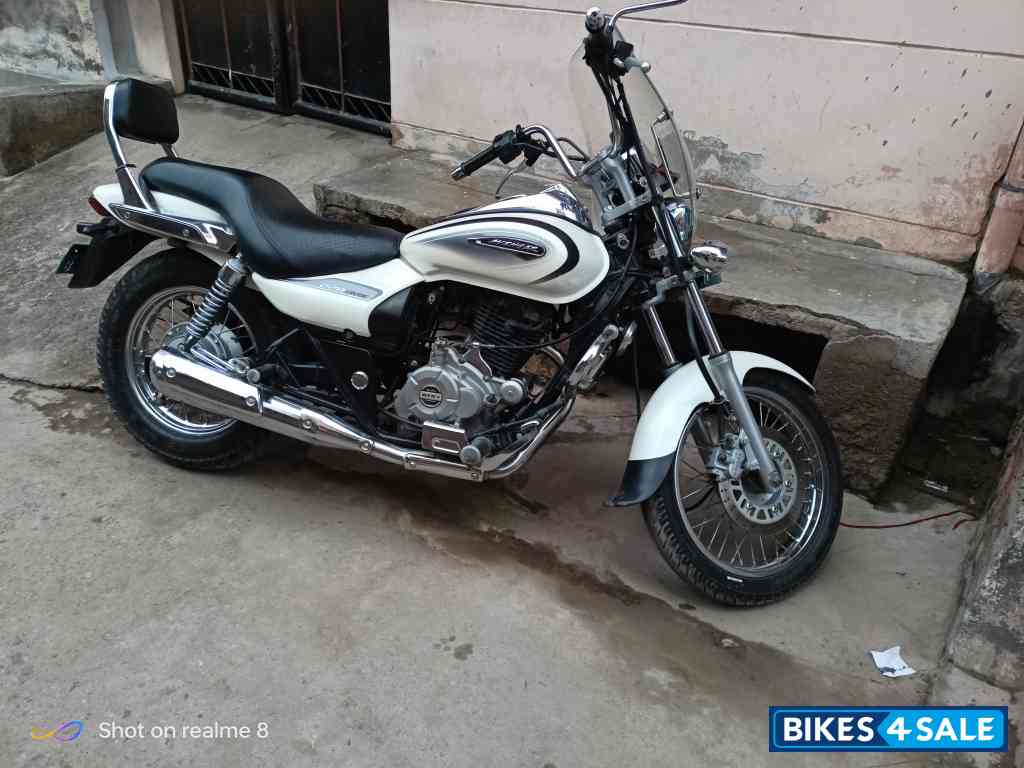 White Moon Bajaj Avenger Cruise 220
