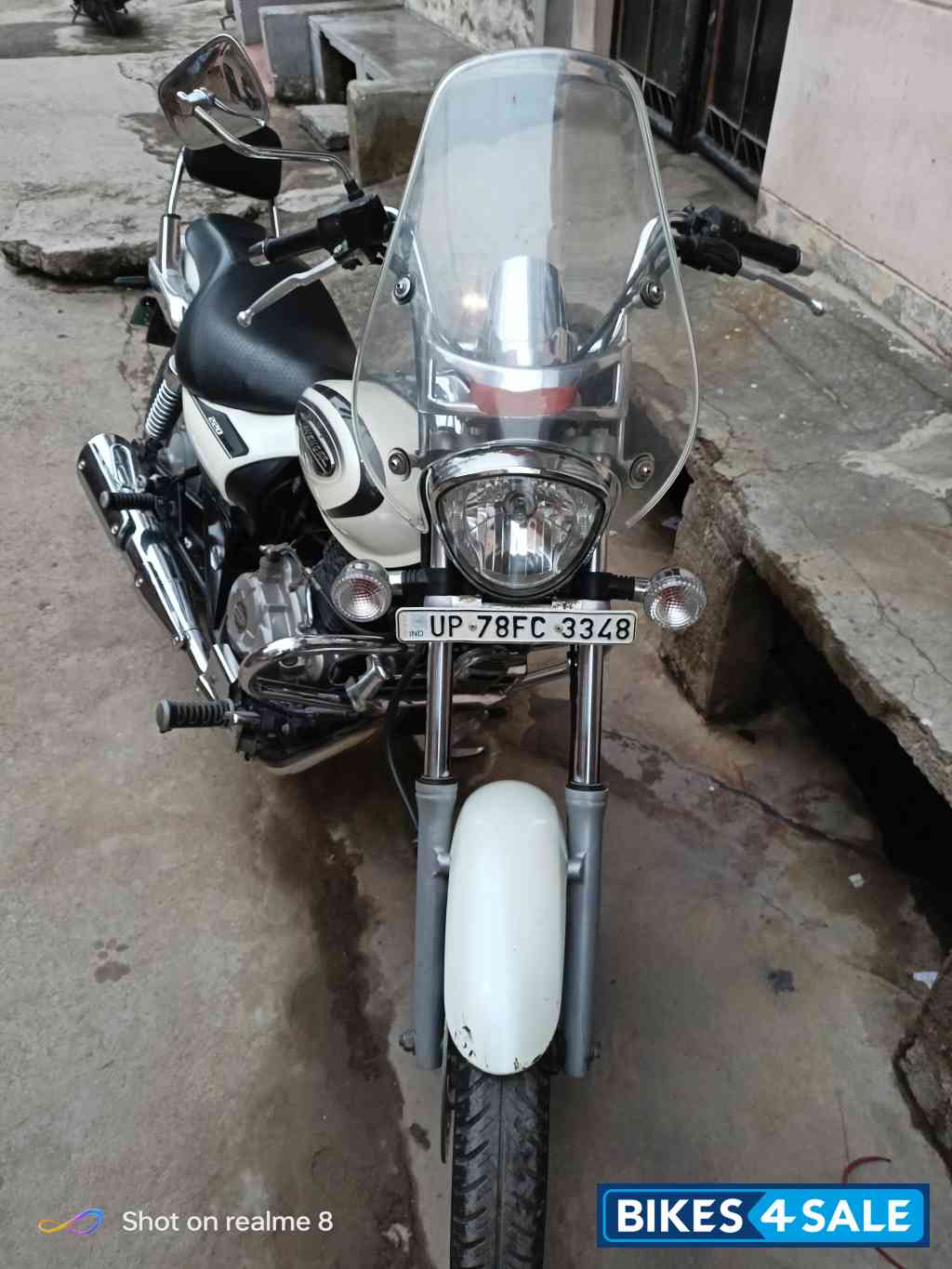 White Moon Bajaj Avenger Cruise 220