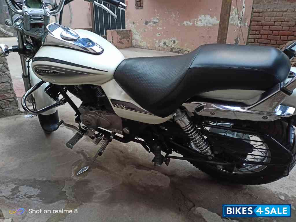 White Moon Bajaj Avenger Cruise 220