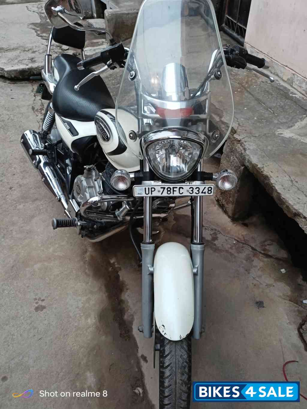 White Moon Bajaj Avenger Cruise 220