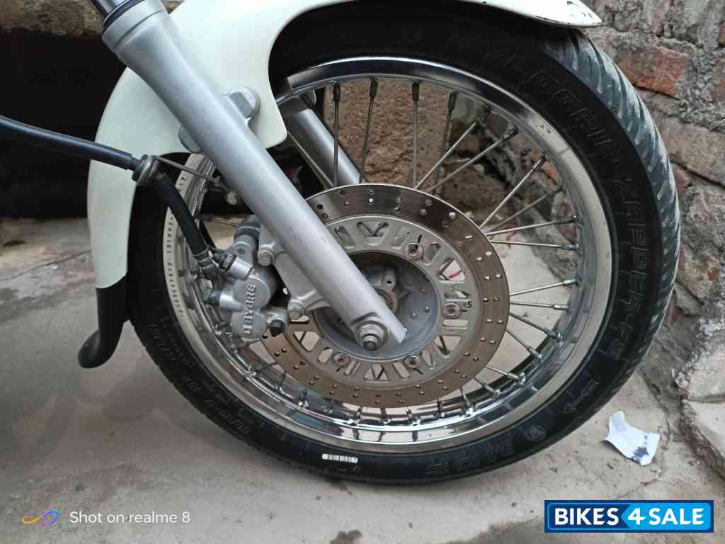 White Moon Bajaj Avenger Cruise 220