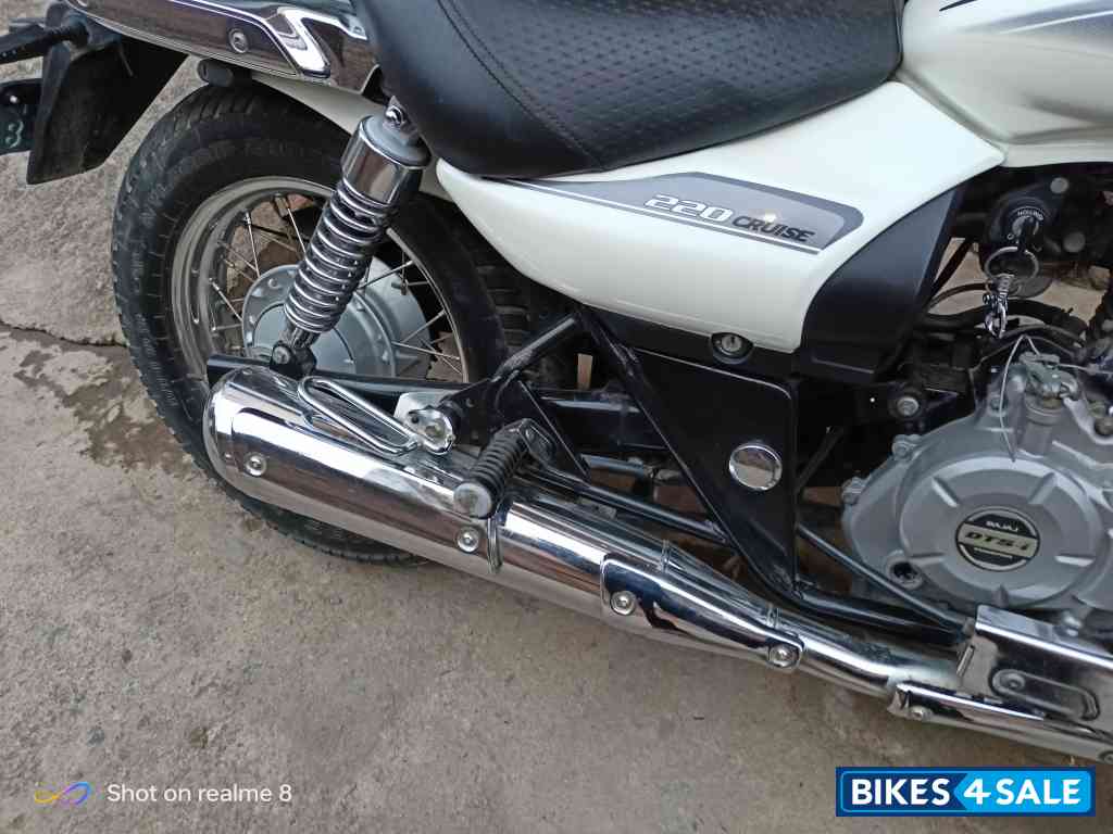 White Moon Bajaj Avenger Cruise 220