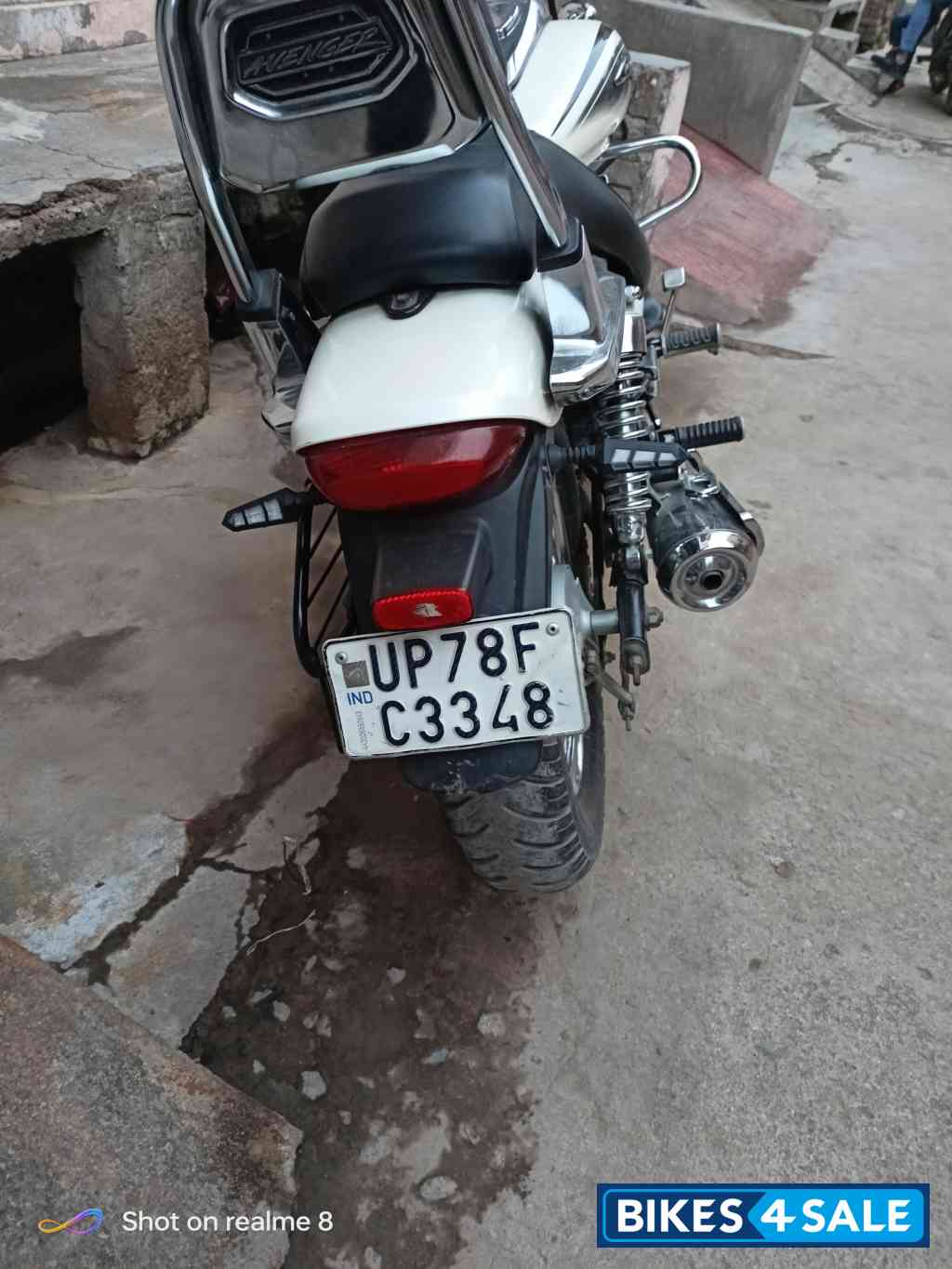 White Moon Bajaj Avenger Cruise 220