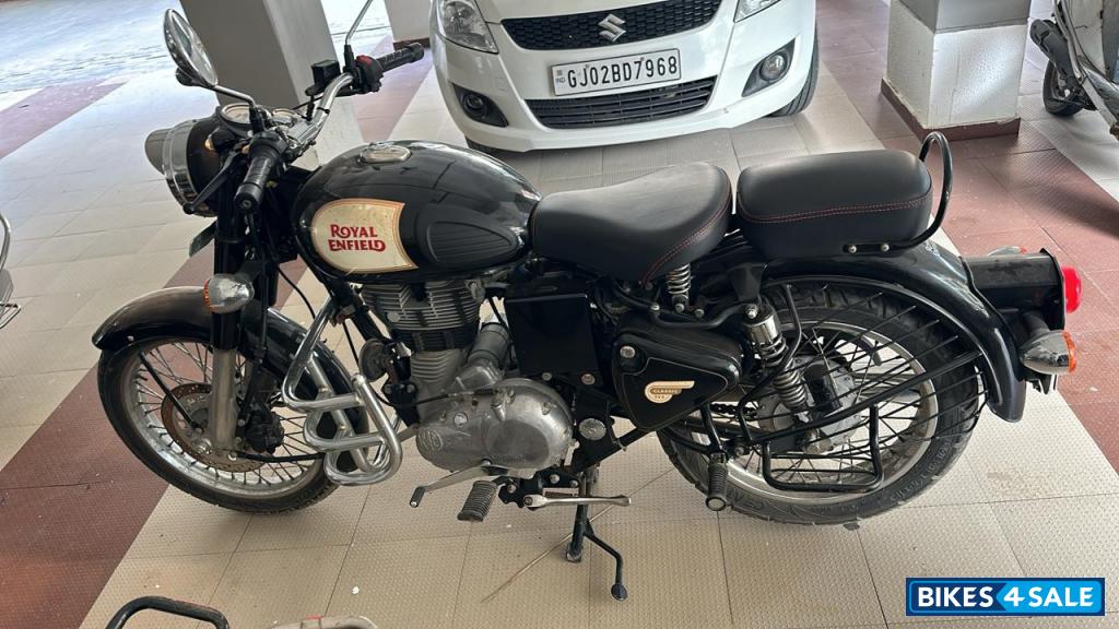 Black Royal Enfield Classic 350 BS VI