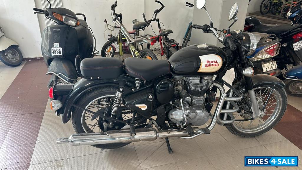 Black Royal Enfield Classic 350 BS VI