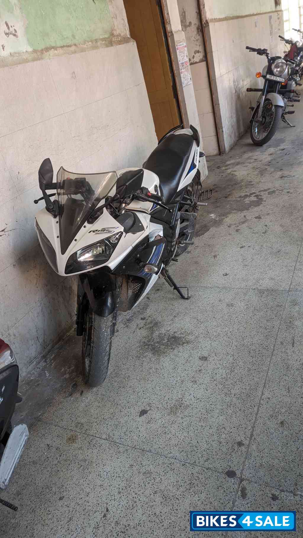 White Yamaha YZF R15