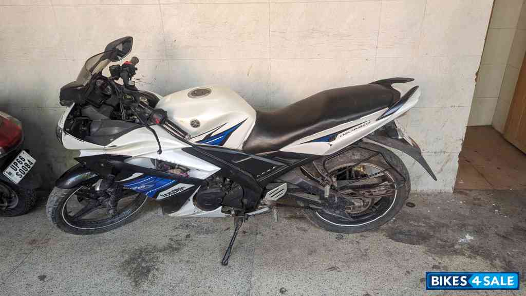 White Yamaha YZF R15