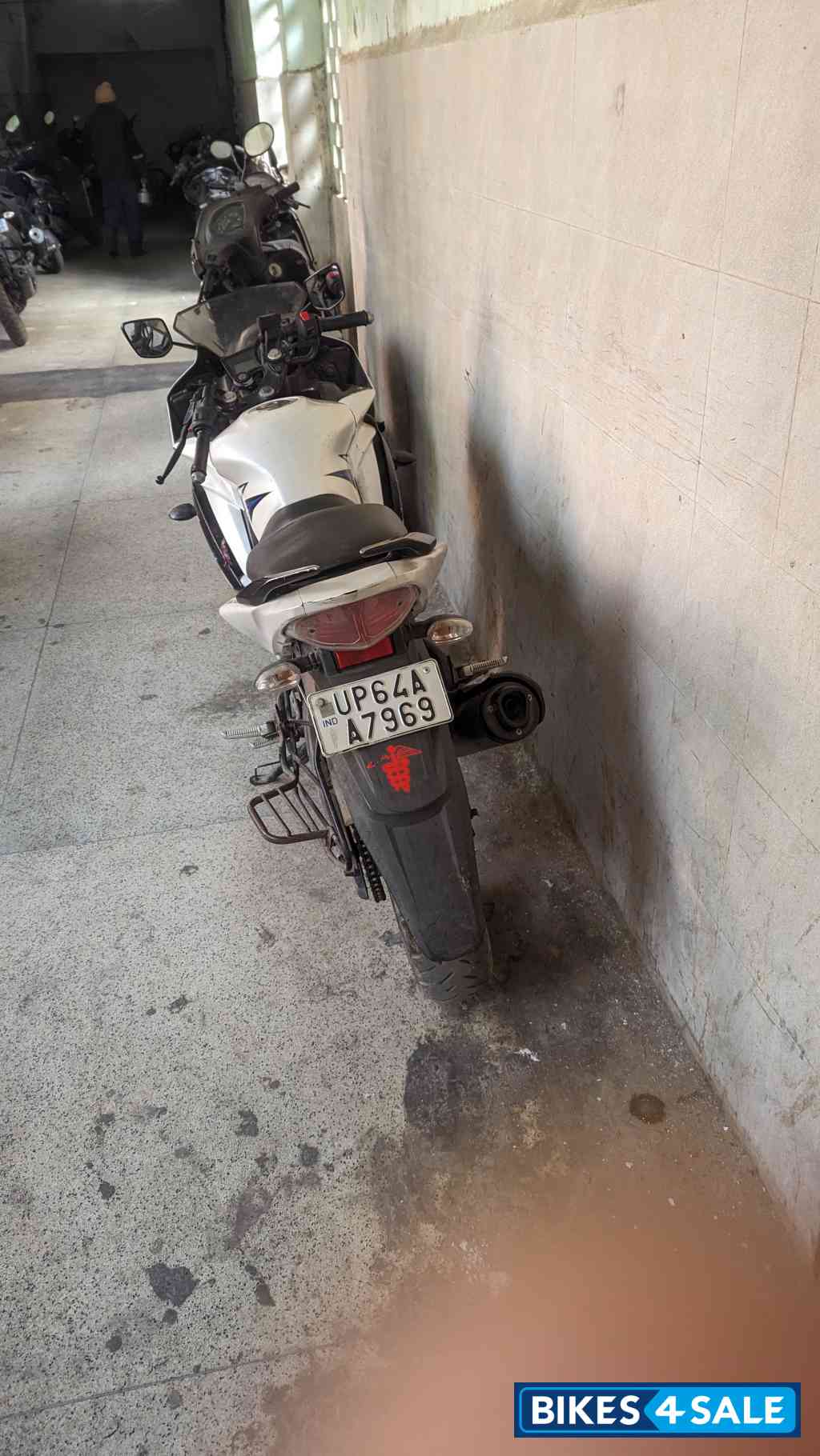 White Yamaha YZF R15