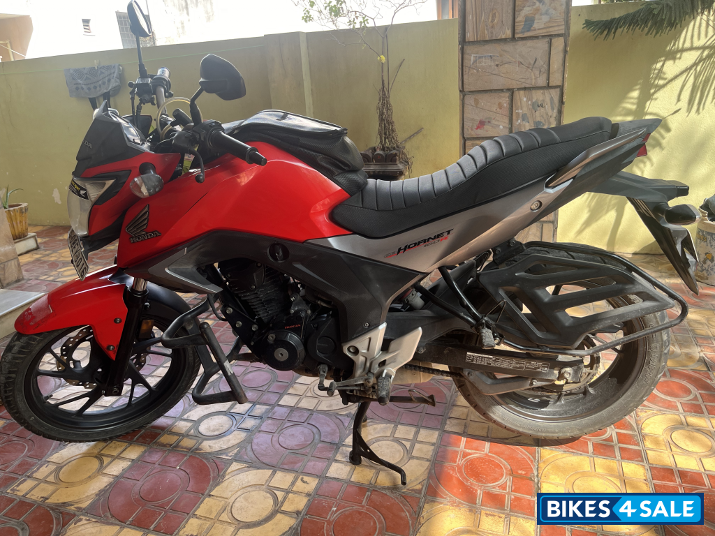 S-red Honda CB Hornet 160R