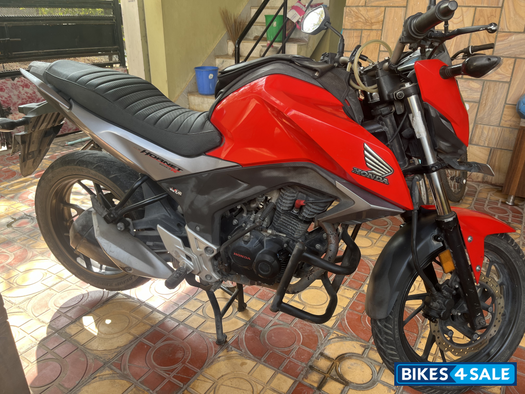 S-red Honda CB Hornet 160R