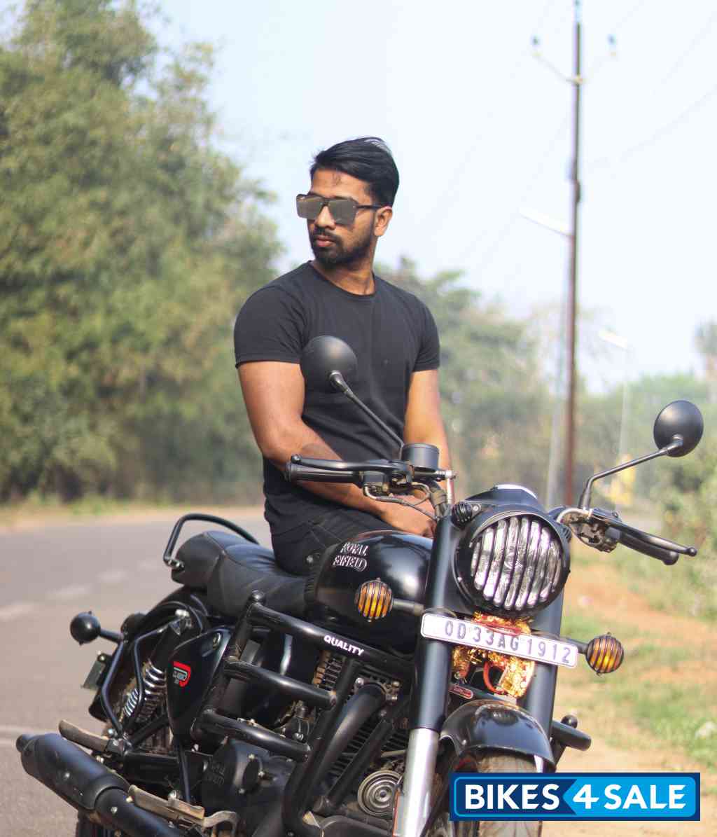 Stealth Black Royal Enfield Classic 350 BS VI