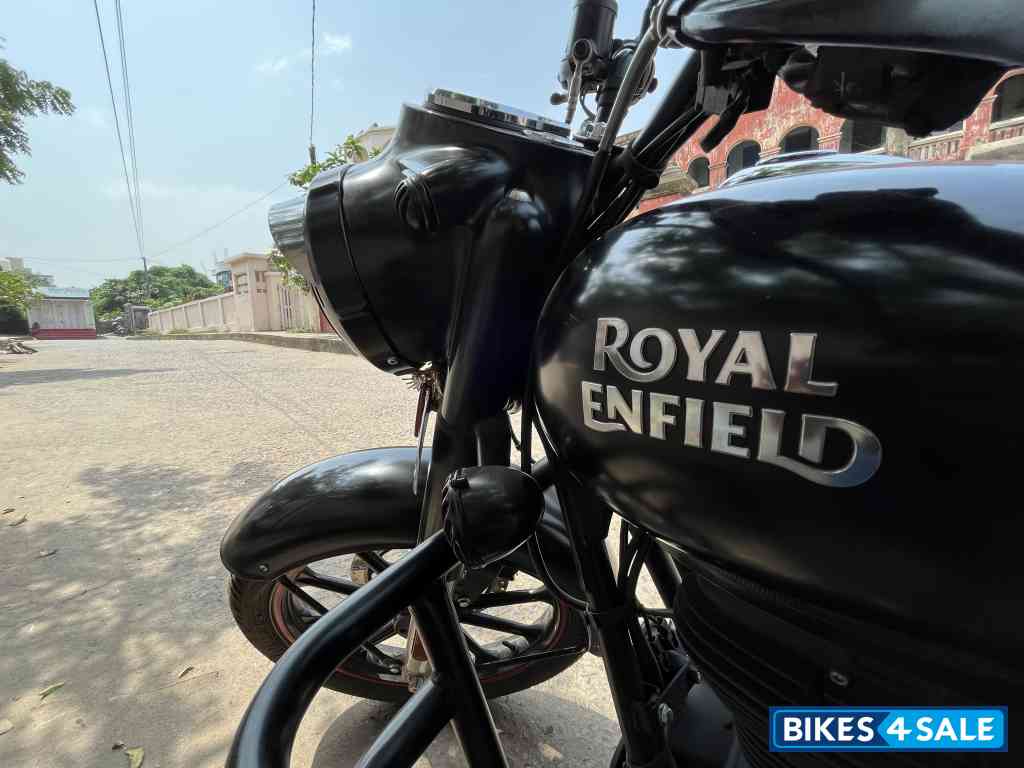 Stealth Black Royal Enfield Classic 350 BS VI