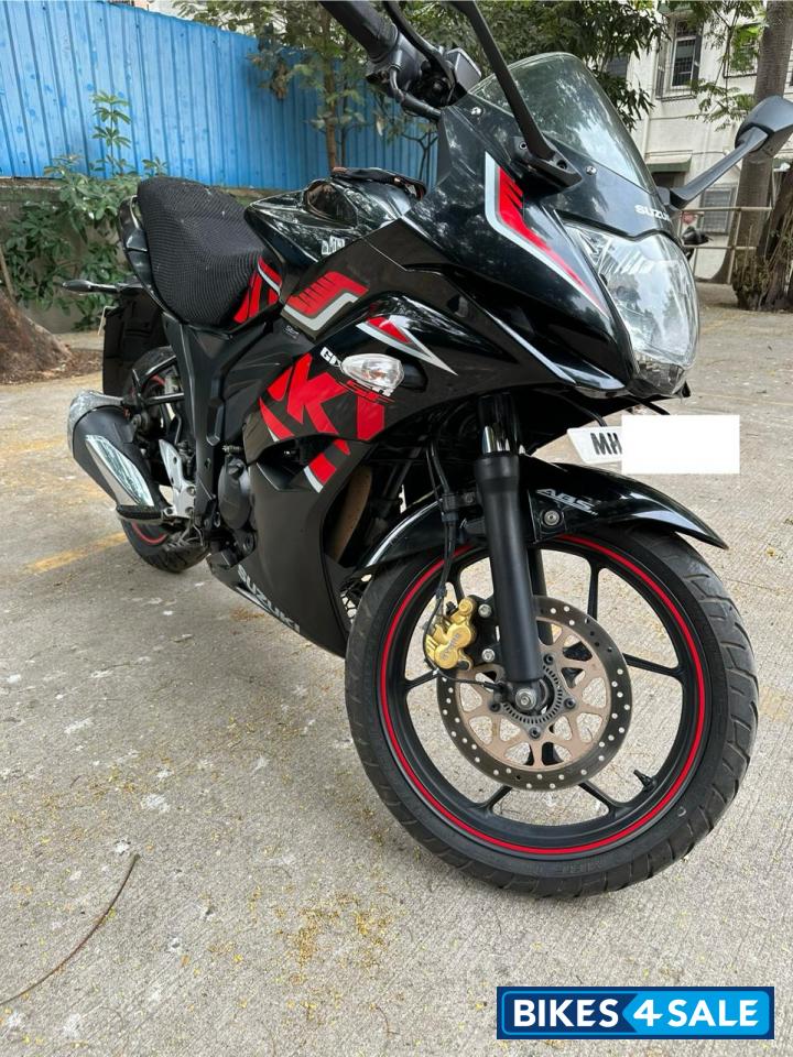 Black/red Suzuki Gixxer SF Fi