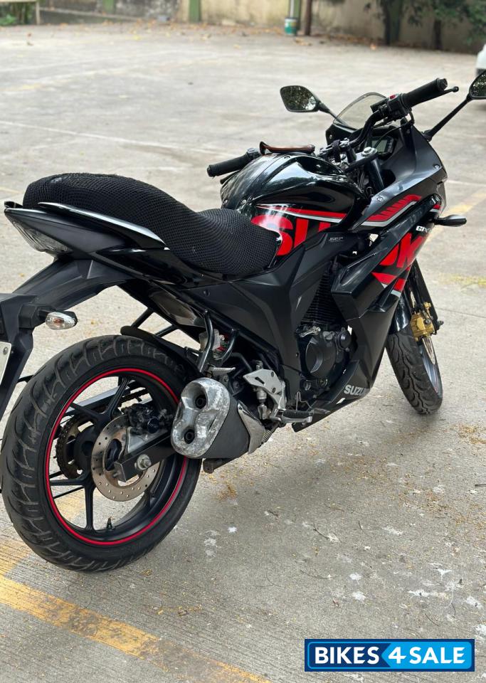Black/red Suzuki Gixxer SF Fi Black/red Suzuki Gixxer SF Fi