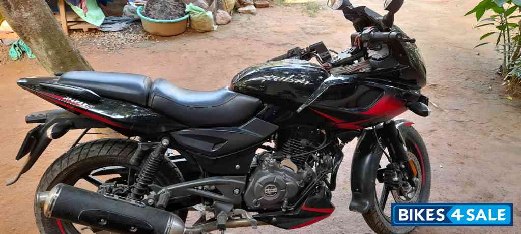 Bajaj Pulsar 220F
