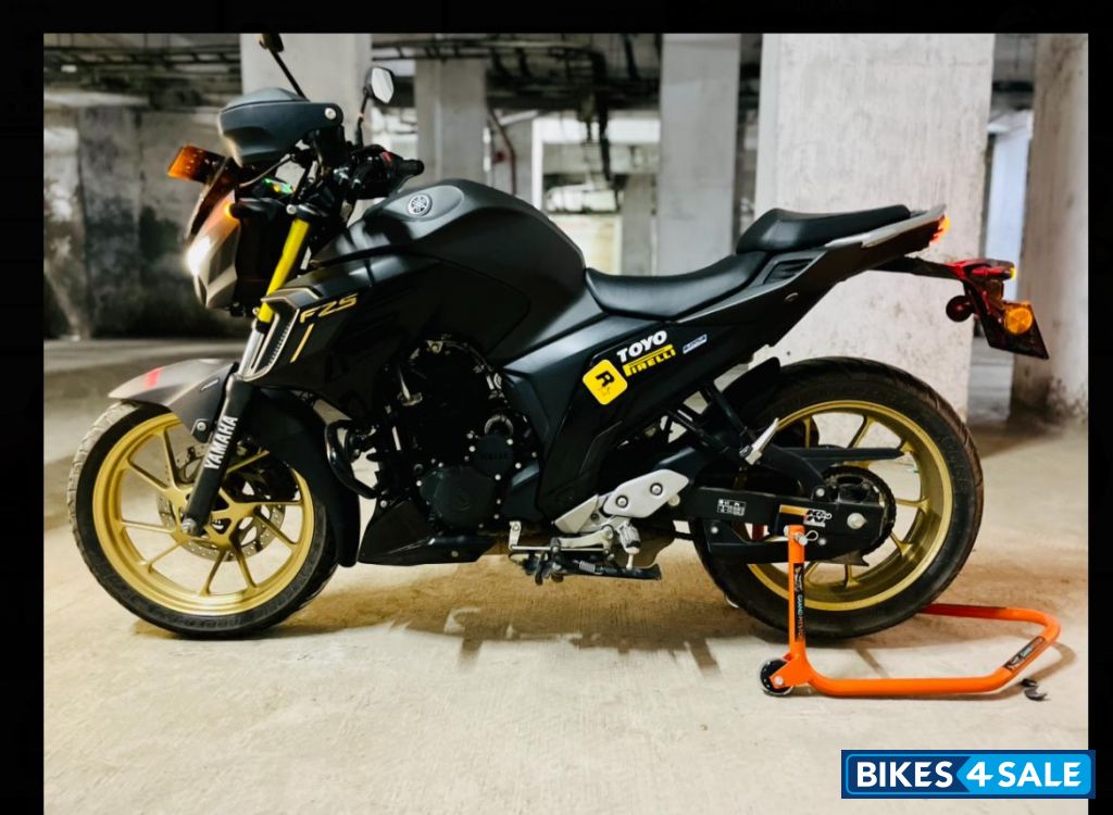 Matte Black Yamaha FZ 25 BS6