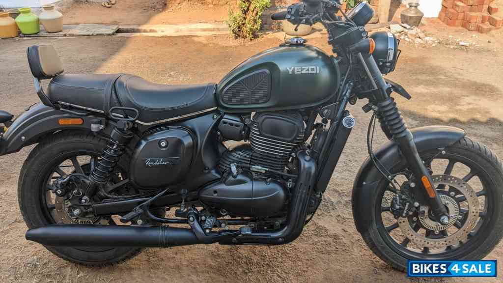 Yezdi Roadster Hunter Green