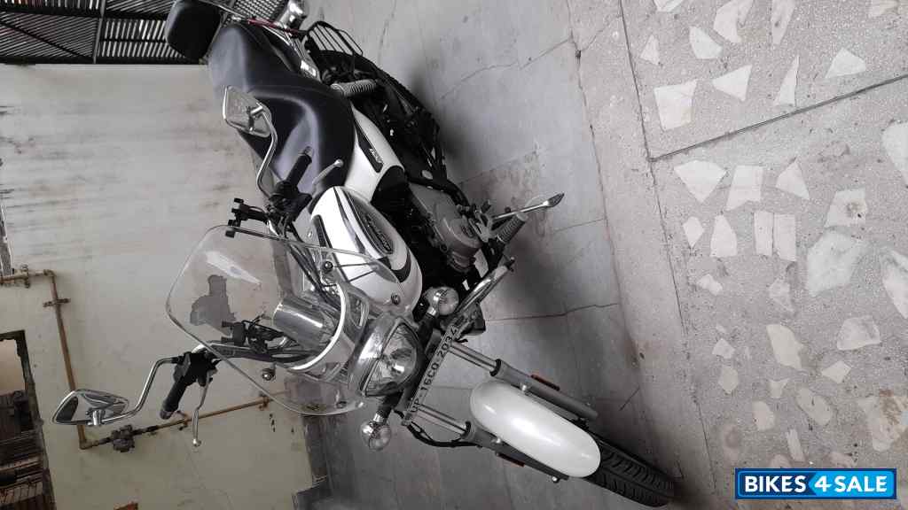 Moon White Bajaj Avenger Cruise 220 Moon White Bajaj Avenger Cruise 220