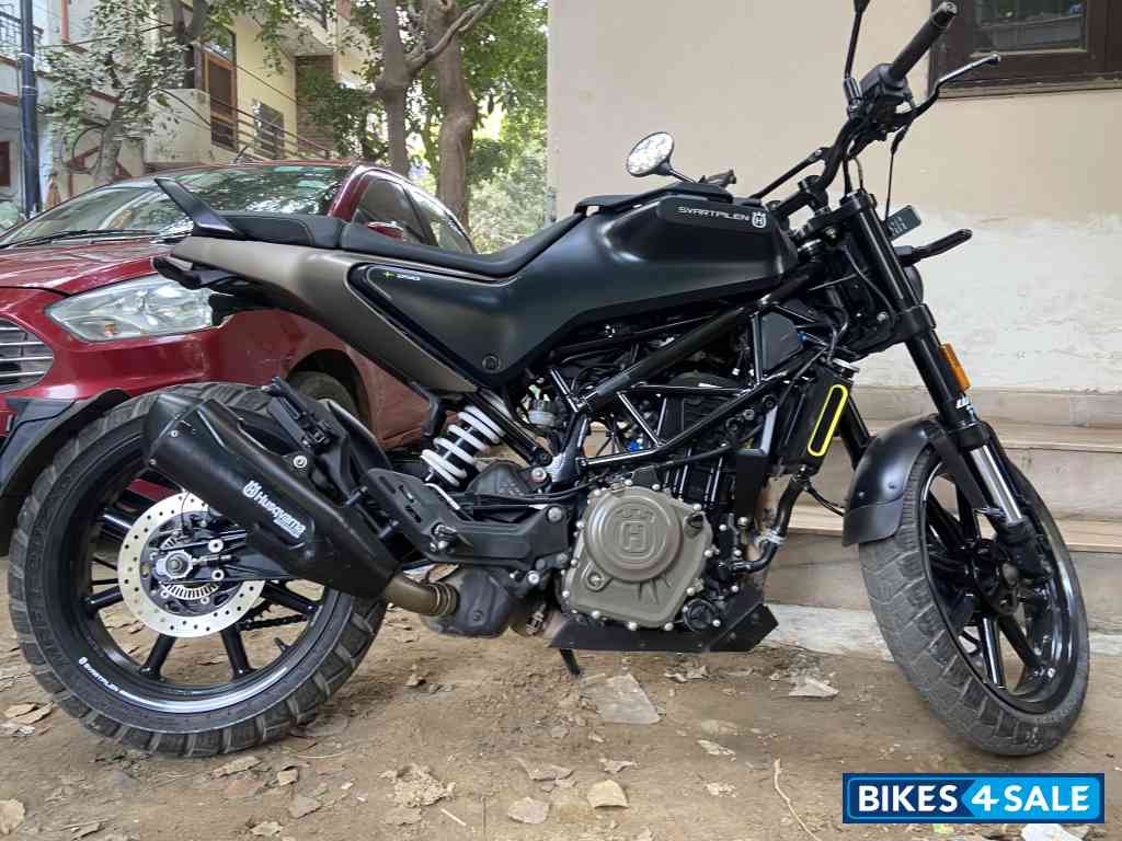 Black Husqvarna Svartpilen 250