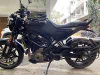 Black Husqvarna Svartpilen 250