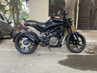 Black Husqvarna Svartpilen 250