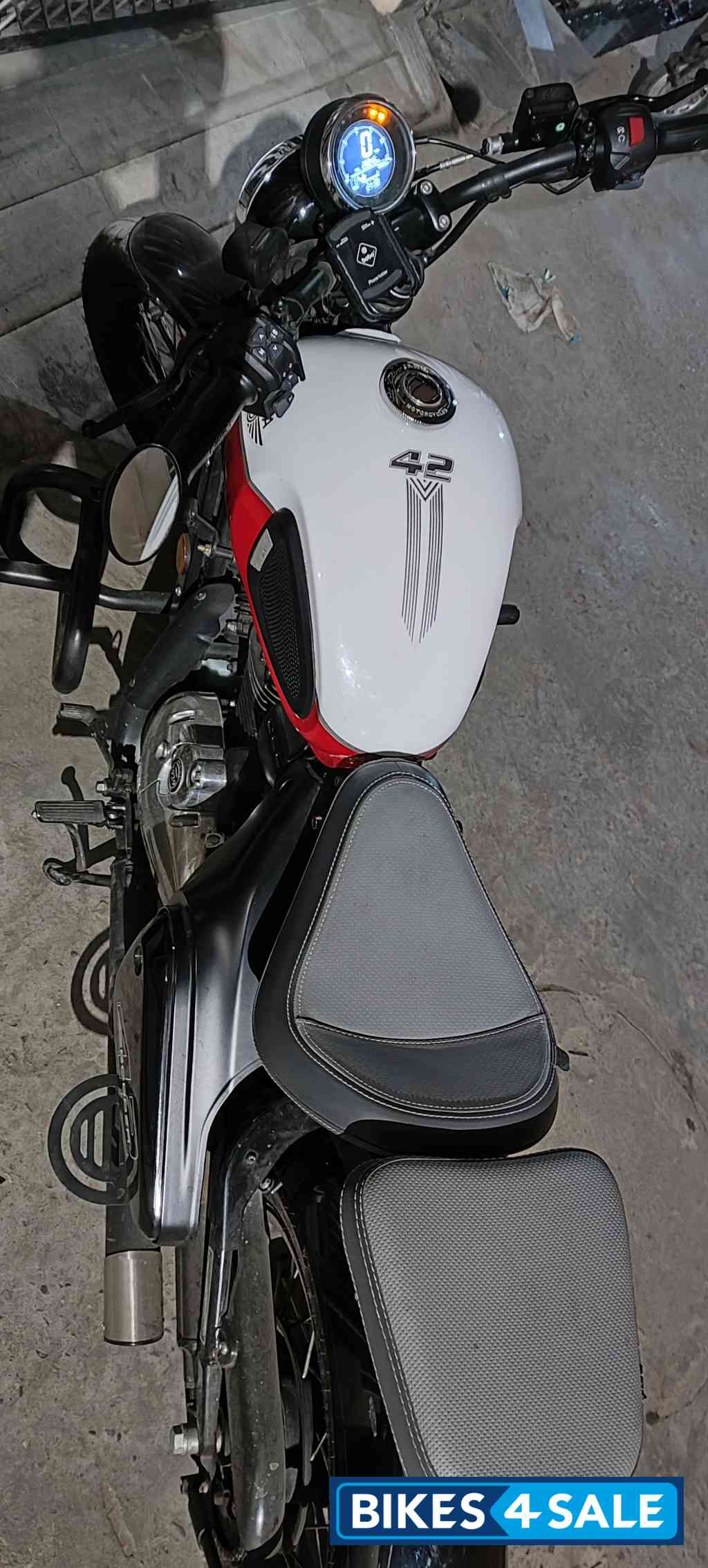 Jawa 42 Bobber Dual Channel ABS Jawa 42 Bobber Dual Channel ABS