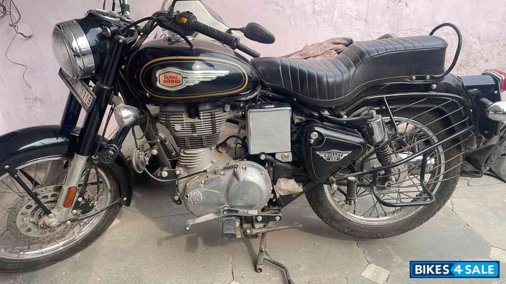 Black Royal Enfield Bullet Standard 350
