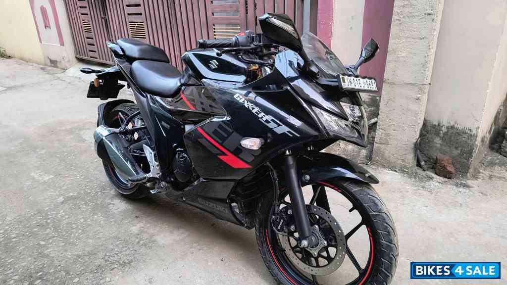 Black Suzuki Gixxer SF BS6