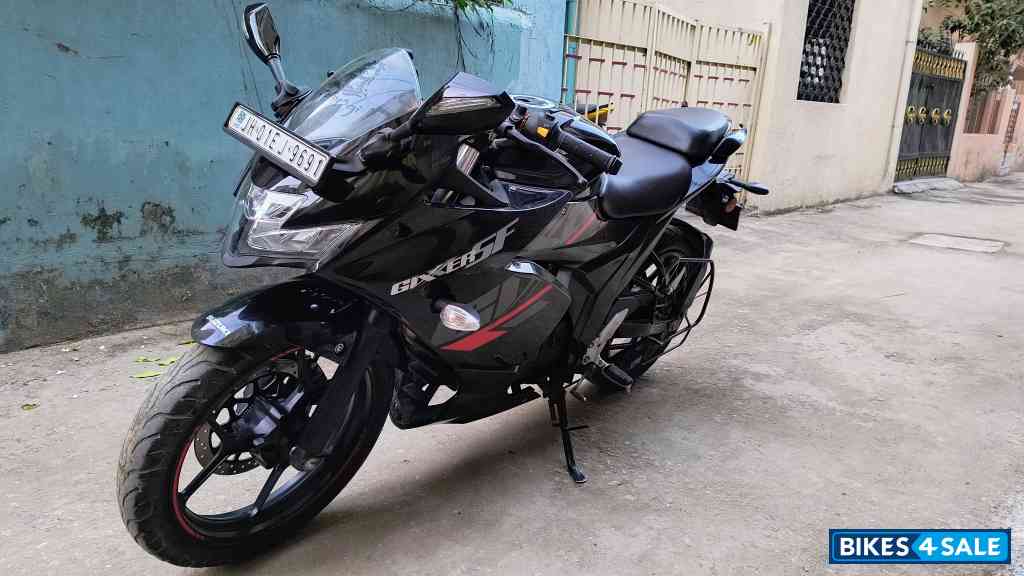Black Suzuki Gixxer SF BS6