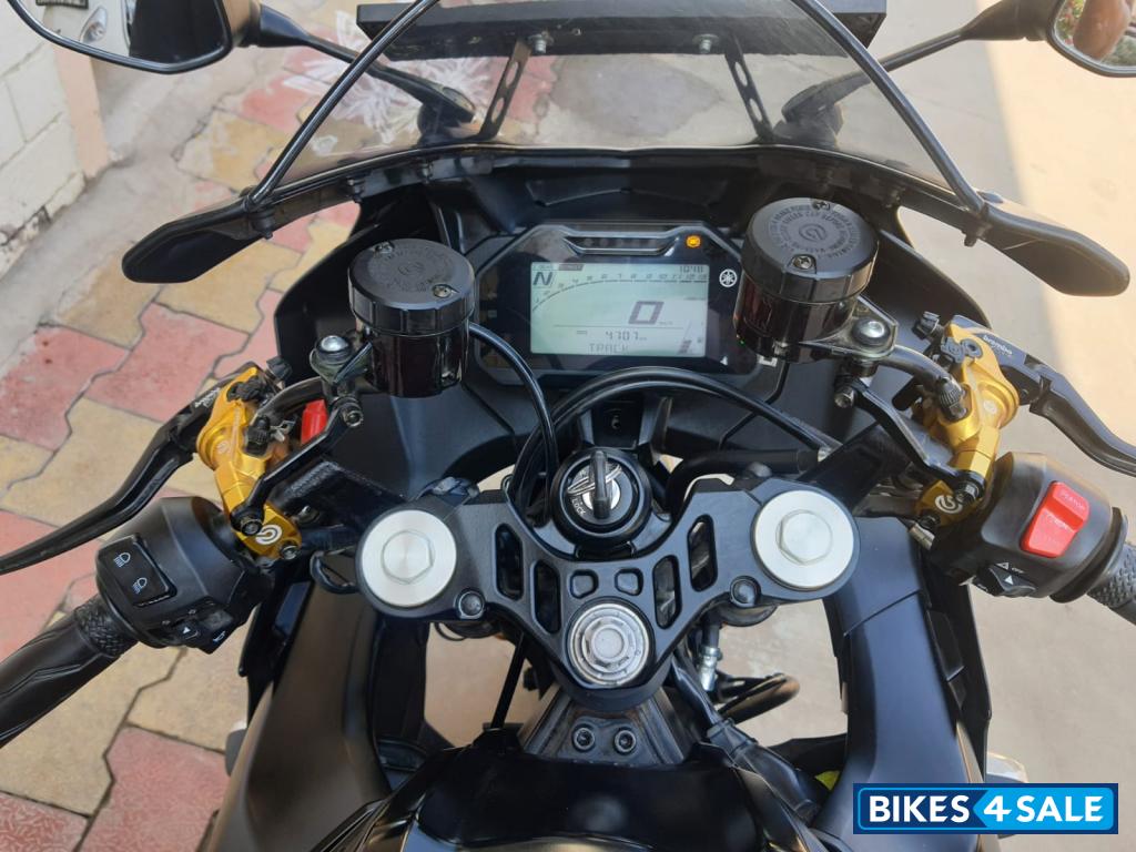 Mate Black Yamaha R15 V4