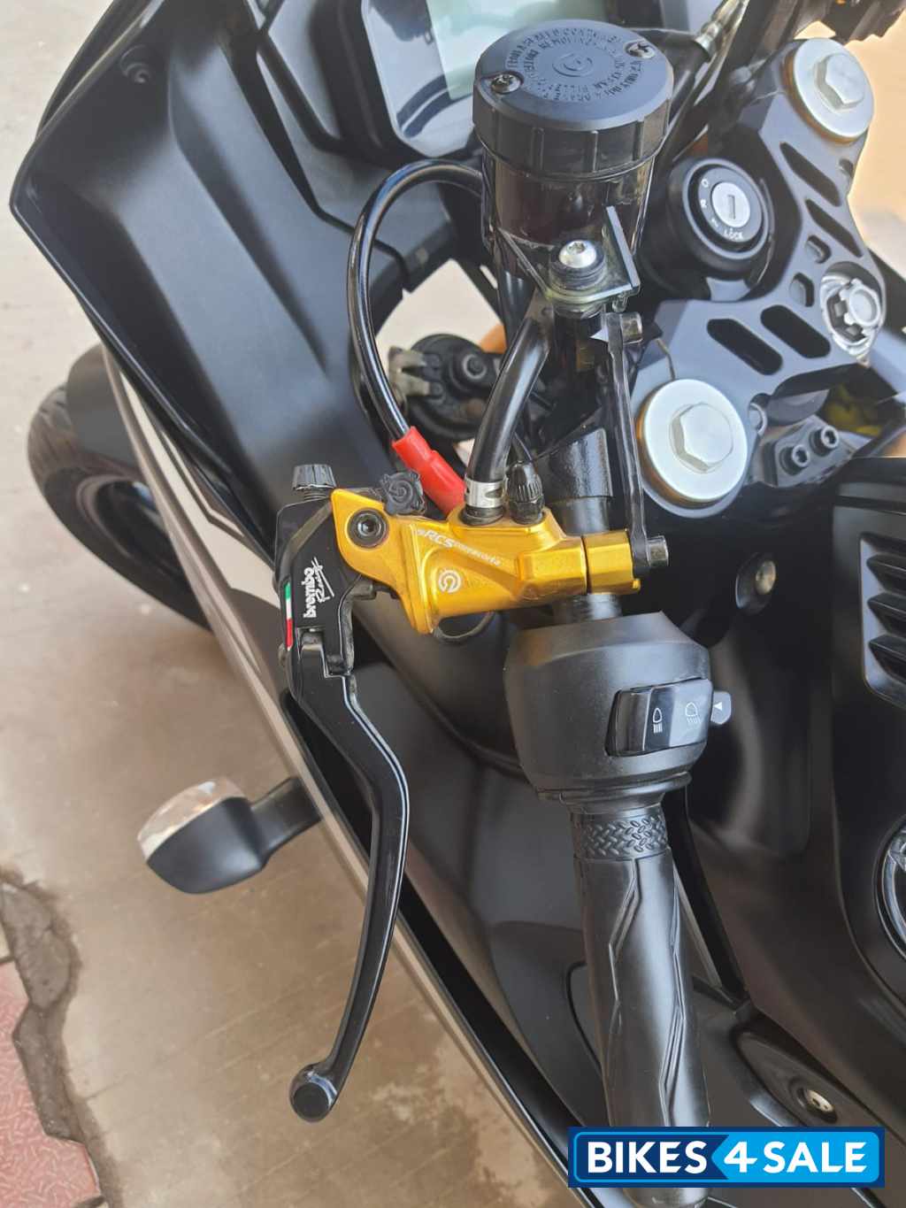 Mate Black Yamaha R15 V4