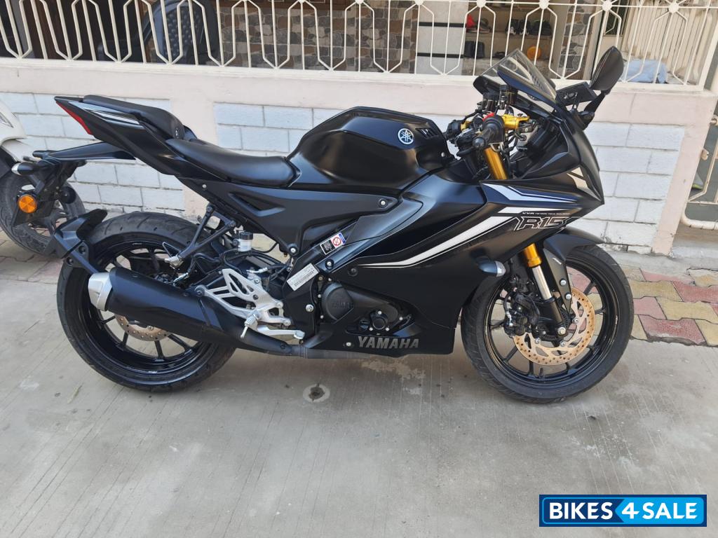 Mate Black Yamaha R15 V4