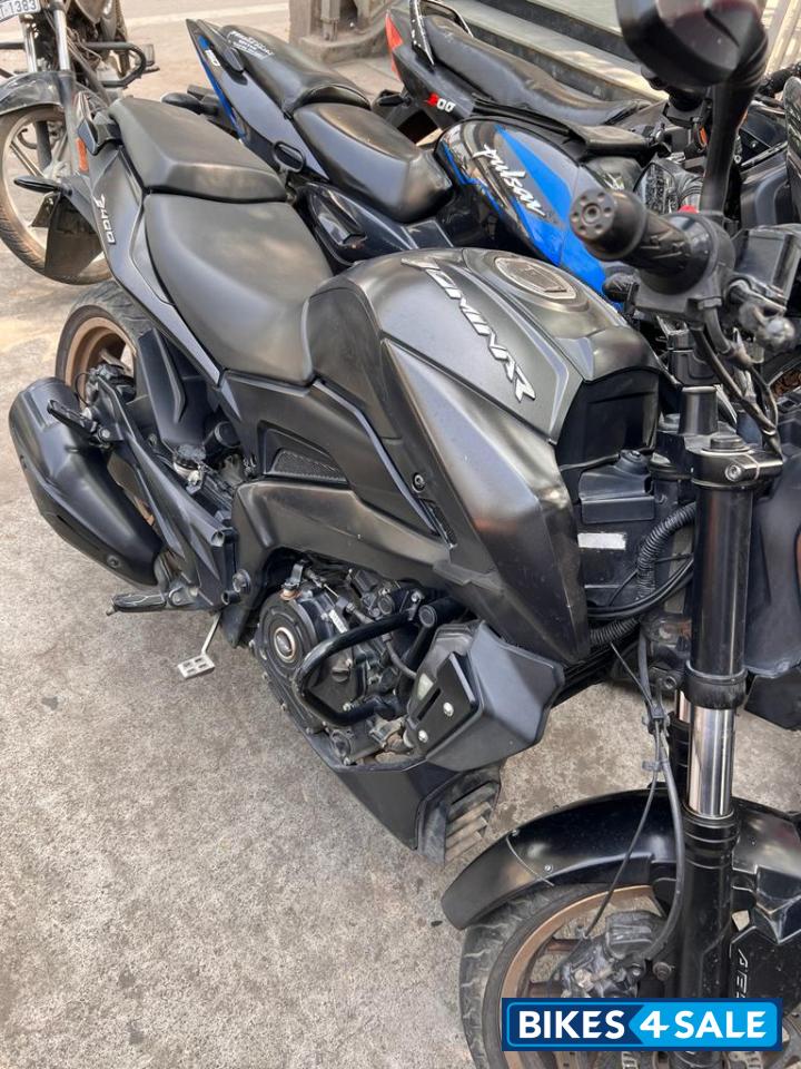 Black Matte Bajaj Dominar 400