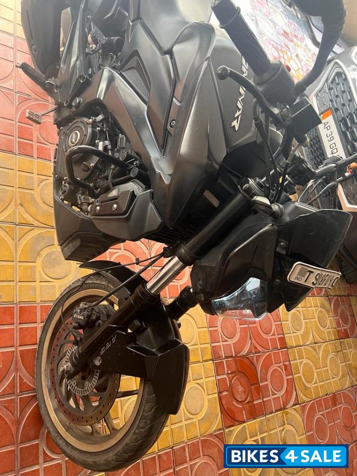Black Matte Bajaj Dominar 400