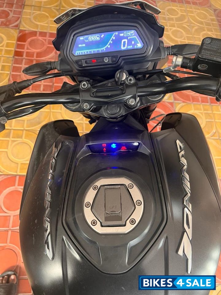 Black Matte Bajaj Dominar 400