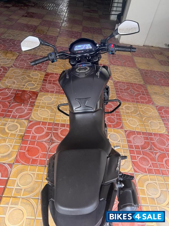 Black Matte Bajaj Dominar 400