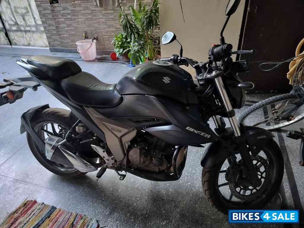 Met Black Suzuki Gixxer SF 250 BS6 Met Black Suzuki Gixxer SF 250 BS6