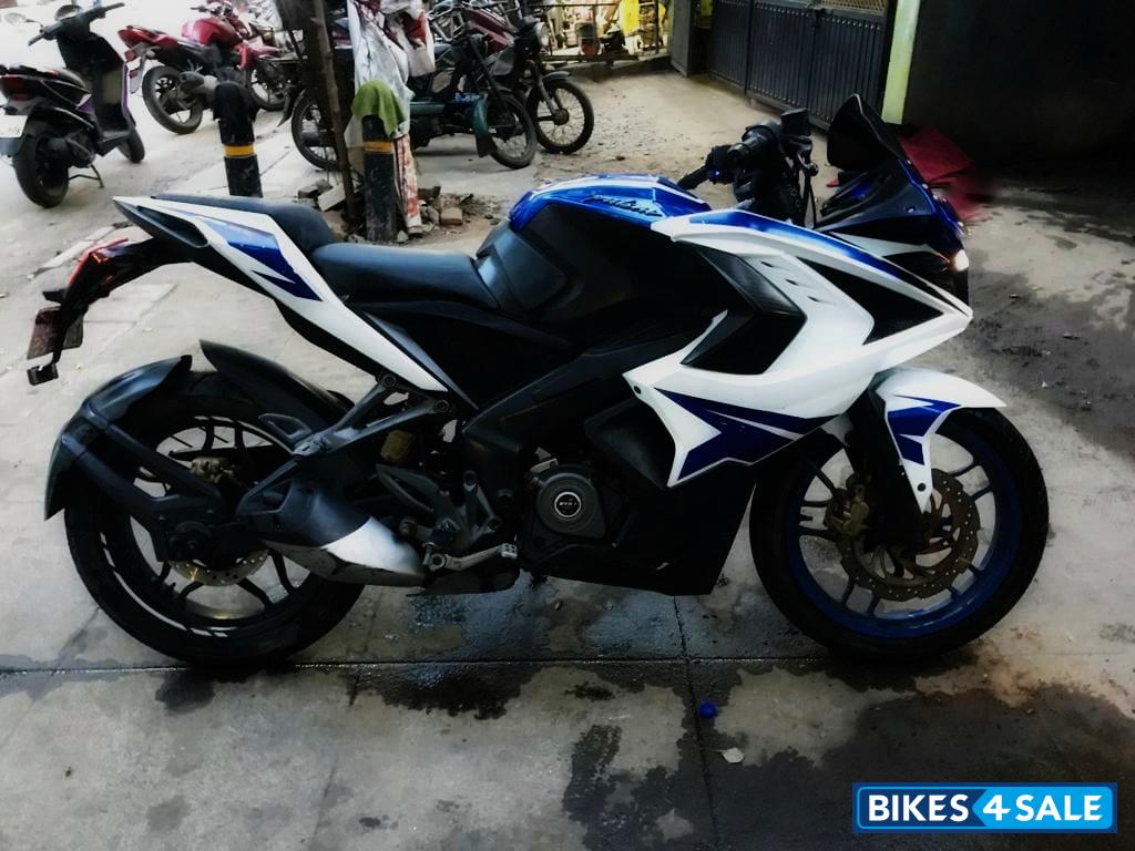 Blue Bajaj Pulsar RS 200