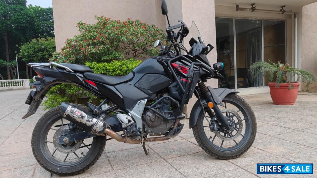 Black Suzuki V-Strom 250 Black Suzuki V-Strom 250